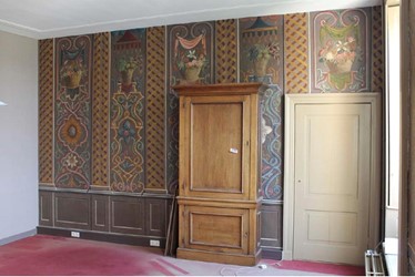 <p>Op de bel-etage van het oude zaalgebouw is in vertrek 2.14 een (gerestaureerde) wandschildering met Lodewijk XIV motieven zichtbaar. </p>
